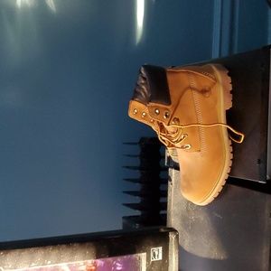 Wheat timberland boots size 7/5